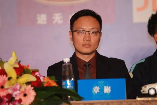 知道叶辰要来，陈多多早早便在场馆门外等候，一见叶辰到了，便殷勤不已的上前说道：叶先生您来啦。